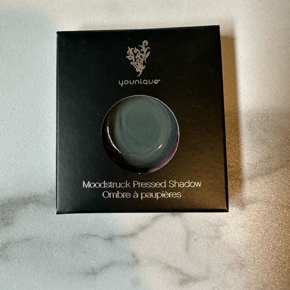 Younique Moodstruck pressed eye shadow in Cynical